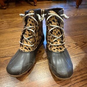 Sperry Women's Syren Gulf Leopard Duck Casual Boots Ankle Low Heel 1-2"